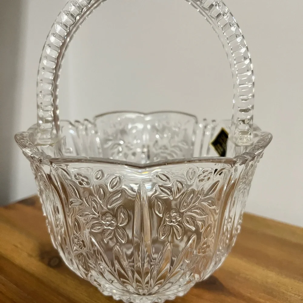 Oneida Crystal Spring Lace basket